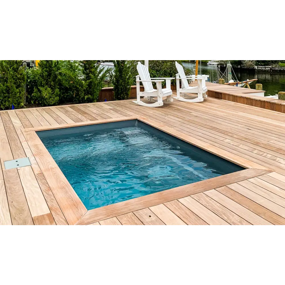 Leisurepools Fiji Plunge 2,9×2,1m rektangulär pool med klart blått vatten och trädeck